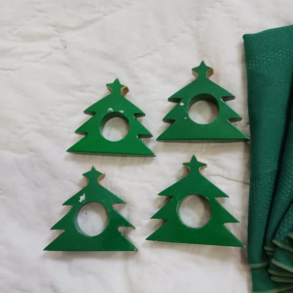 4 Christmas Tree Napkin Rings Plastic W/ 4‎ Green Cloth Napkins Holiday